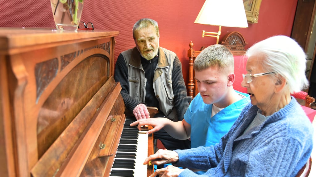 Im Musikzimmer und der Bibliothek vom Martha-Haus spielt die 95-jährige Elisabeth Gräfe mit den beiden Bundesfreiwilligen, dem mit 80 Jahren ältesten Bufdi in Mitteldeutschland, Manfred Duncker (l) und dem 17-jährigen Lasse Masthoff als Fingerübung "Alle meine Entchen" am Klavier.