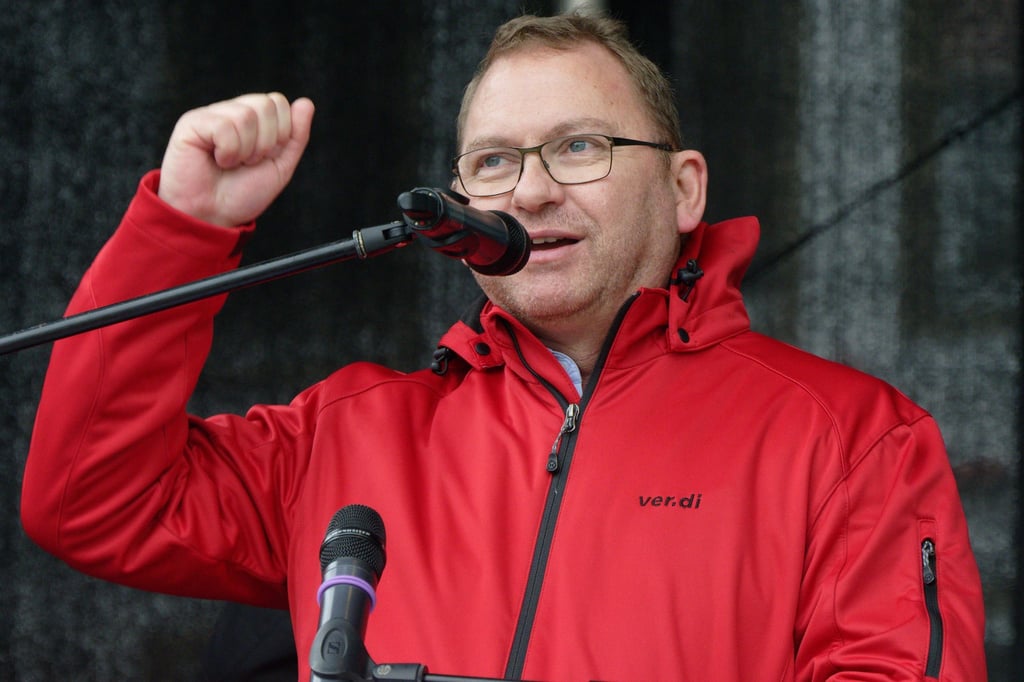 Frank Werneke spricht bei einer Kundgebung der Gewerkschaft Verdi für eine bessere Entlohnung für Beschäftigte im öffentlichen Dienst.