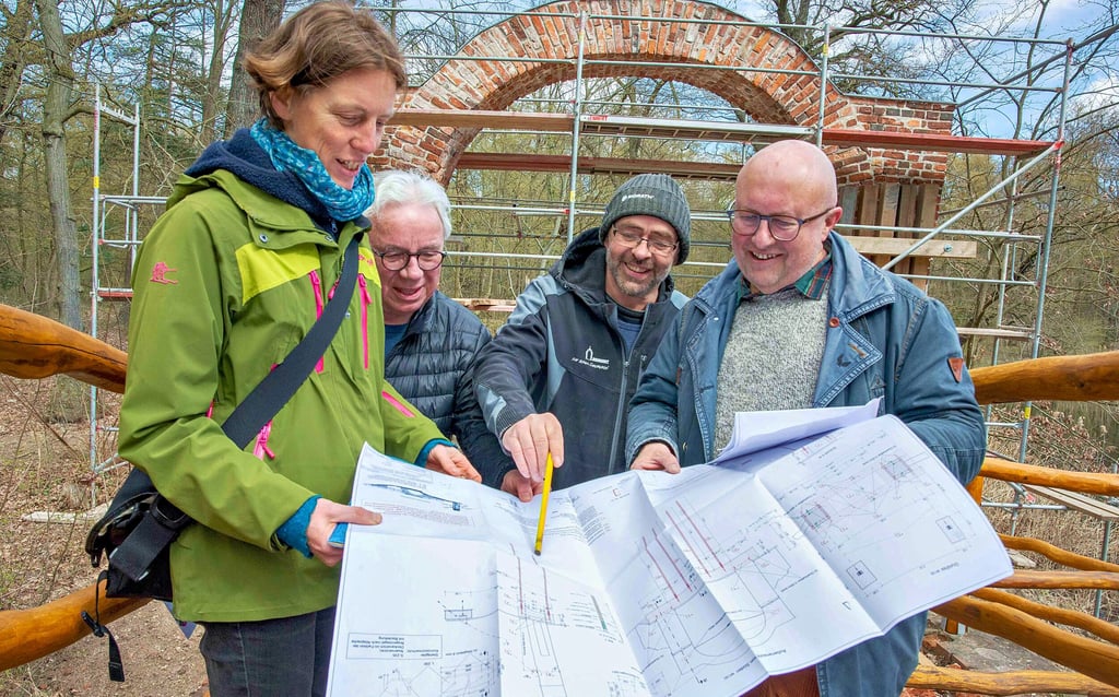 Baustellenbegehung zur Sanierung der Ruinenbrücke im Beckerbruch: Annett Preiß von Referat Stadtgrün, Peter Splawski (Bauleiter, ) Thomas Kirst und Architekt Jörg Kowalski (v.l.n.r.).