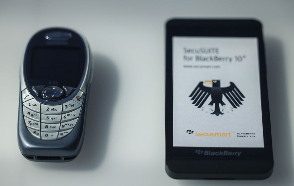 Das Nokia-Handy von Angela Merkel neben einem abhörsicheren Blackberry.