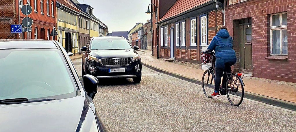 Für Radfahrer ist es auf der Sankt-Georg-Straße gefährlich, wenn der Abstand von 1,50 Metern nicht eingehalten wird.