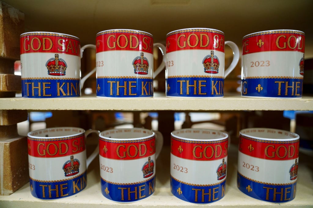 In der Fabrik Duchess China 1888 in Stoke-on-Trent, England, werden Tassen mit der Aufschrift „God Save the King“ in den Brennofen gestellt.