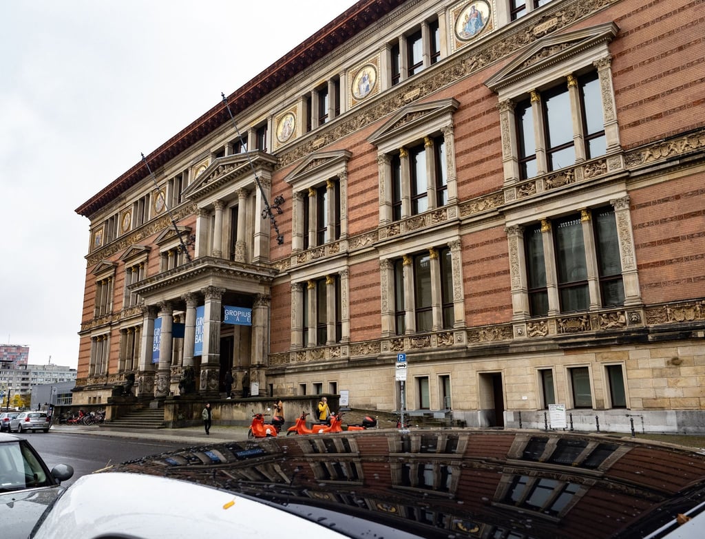 Der Martin-Gropius-Bau spiegelt sich teilweise in einem Autodach.