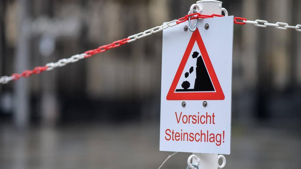 Könnten sich bald Bauteile vom Gebäude der alten Zuckerfabrik in Gatersleben lösen?