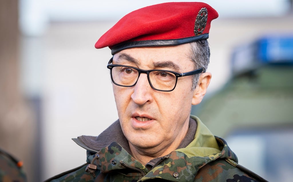 Bundeslandwirtschaftsminister Cem Özdemir (Grüne) gibt nach einer Wehrübung bei den Feldjägern ein Pressestatement.