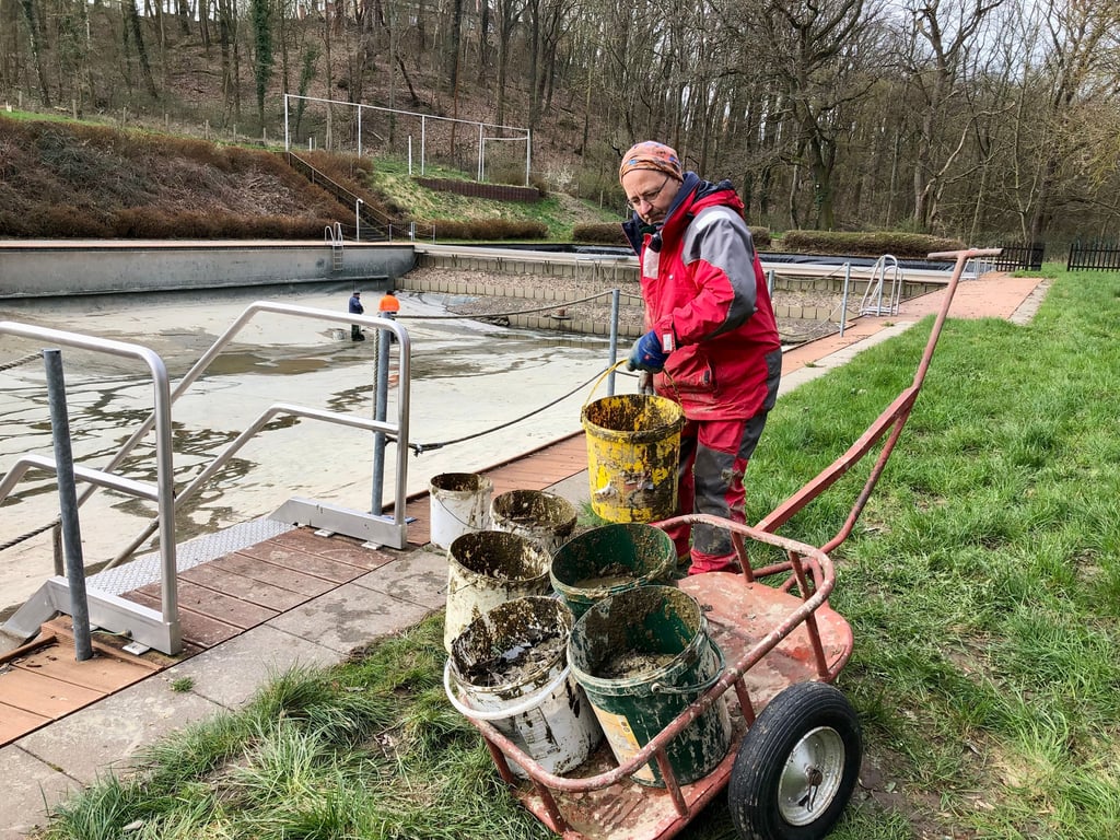 Thomas Teuscher transportiert den Schlamm ab, der sich auf dem Grund des Osterfelder Naturbades gesammelt hat und nun beseitigt wird.
