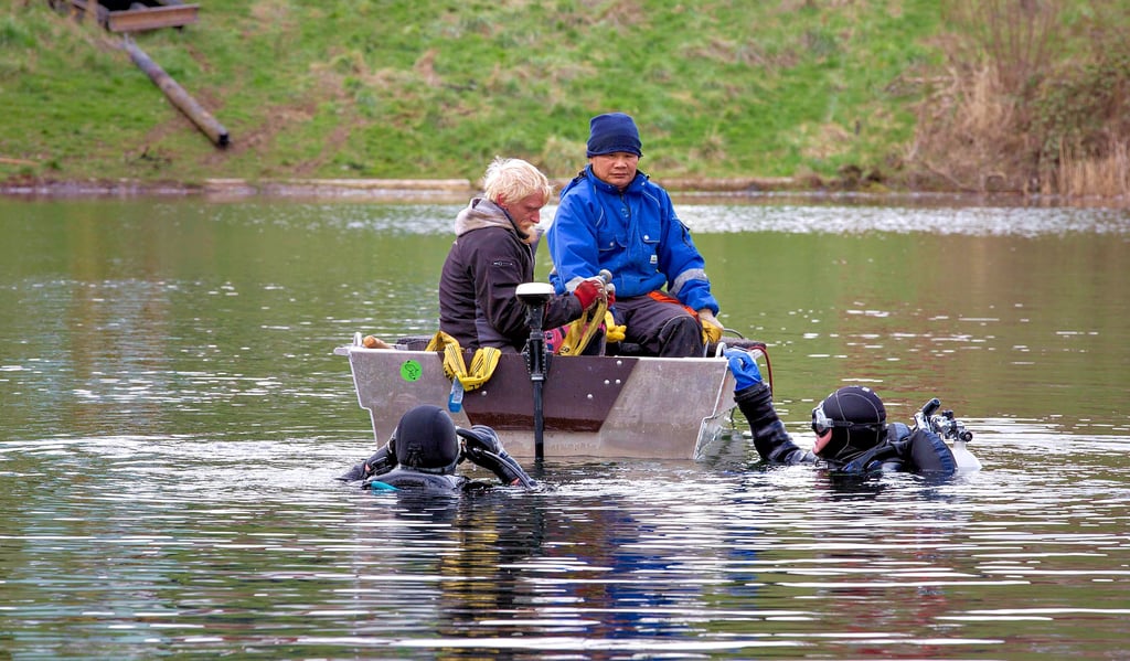 Der Grund des Rehmsdorfer Sees wird bereinigt. Taucher Martin Leistner und Thorsten Richter aus Wintersdorf waren im Einsatz.
