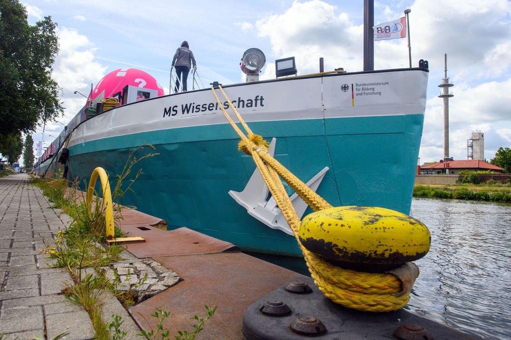 Die „MS Wissenschaft“ liegt in Haldensleben in Sachsen-Anhalt.