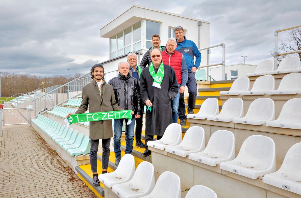 Das Ernst-Thälmann-Stadion soll eine Überdachung erhalten. Im Bild sind vorn Mohammad Alawneh, Torsten Schnurrer, Jürgen Kasel, Daniel Truckenbrodt, dahinter Wlodek Jasniak, Uwe Kraneis und Hajo Bartlau.