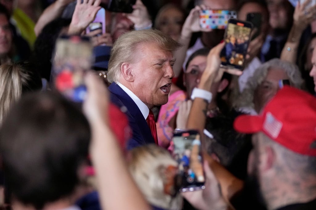Der ehemalige US-Präsident Donald Trump vor einer Ansprache in seinem Anwesen Mar-a-Lago, Stunden nach seiner Anklageerhebung in New York.