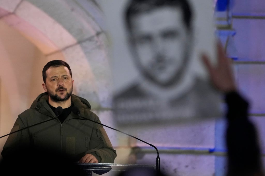 Wolodymyr Selenskyj spricht vor dem Warschauer Königsschloss.