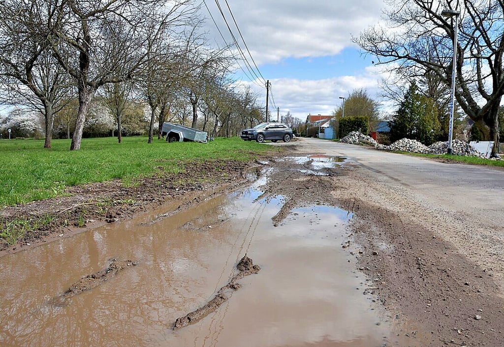 Im Verlauf der Straße „An der Lake“ sind merkliche Schäden sichtbar. Schlaglöcher und zerfahrene Grünstreifen sorgen für Frust bei Anwohnern.