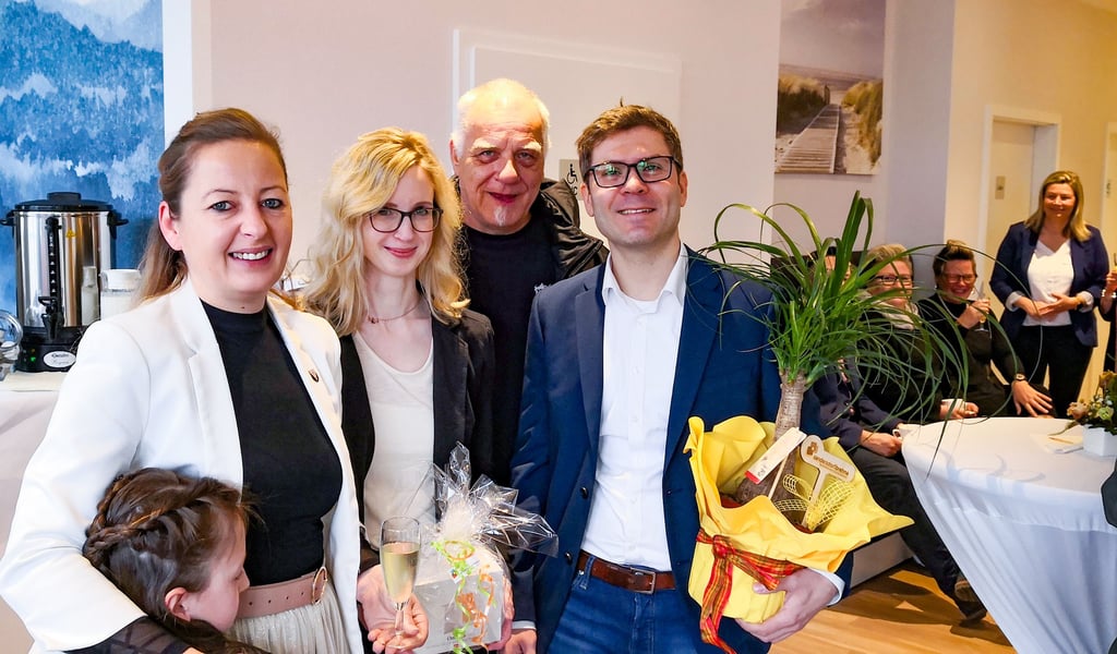 Zur Eröffnung der Praxis gratulierten Sandersdorf-Brehnas Bürgermeisterin Steffi Syska (l.) und der Roitzscher Ortsbürgermeister Mario Willer dem Ärzteteam Sören Kopf (r.) und Christin Siermann.