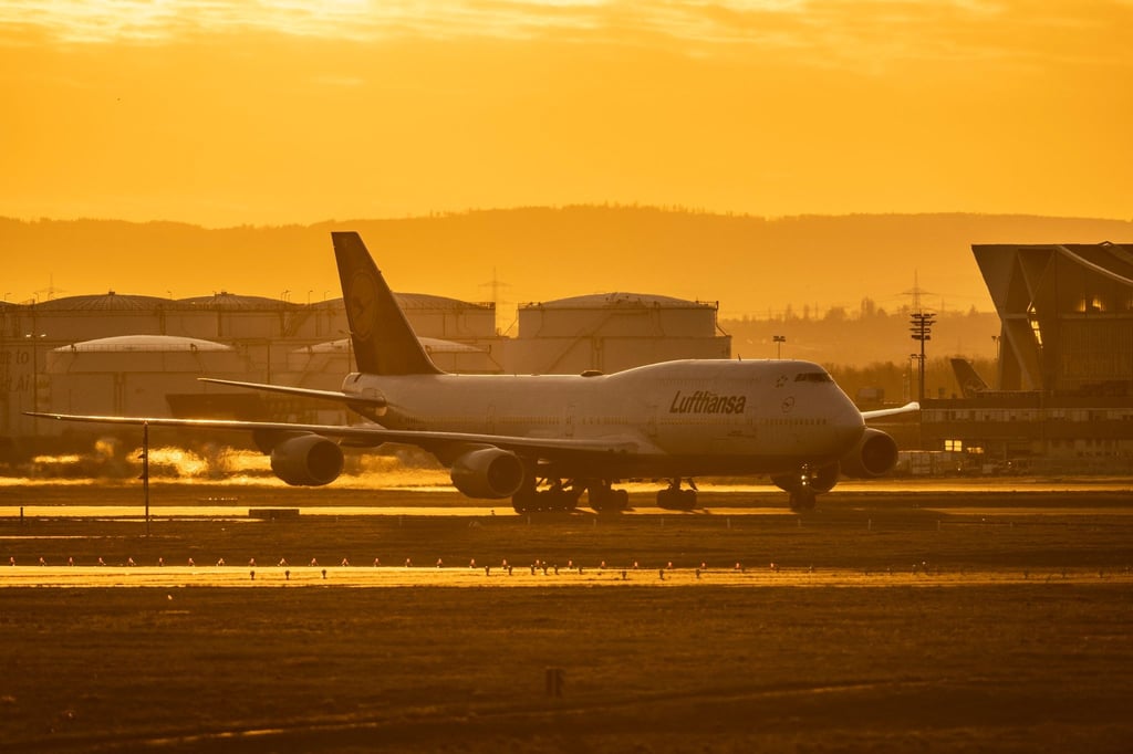 Eine Boeing 747 der Lufthansa rollt auf dem Flughafen Frankfurt zu ihrer Startposition.