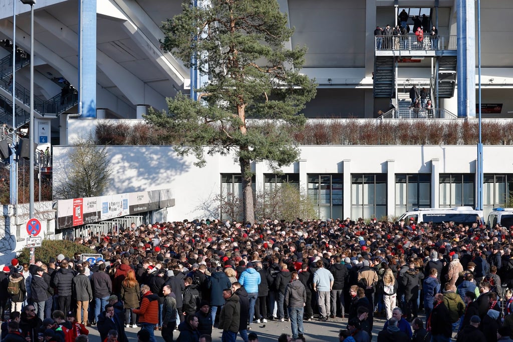Wenige Minuten vor dem eigentlichen Spielbeginn warten noch zahlreiche Fans auf den Einlass ins Max-Morlock-Stadion.