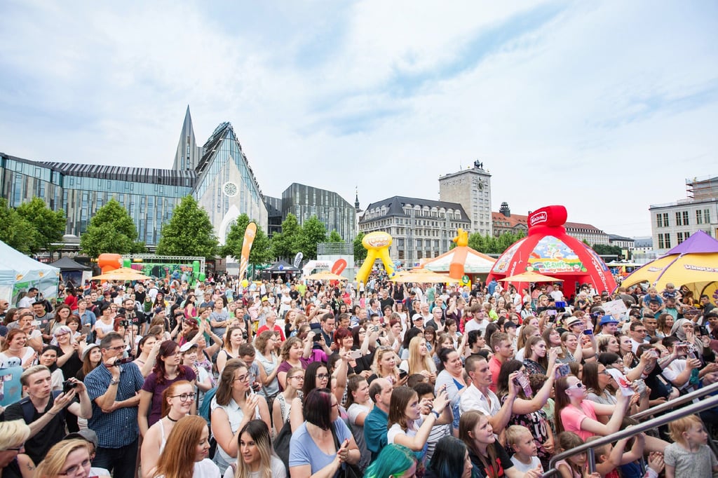 Toggo-Fans vor der Bühne in Leipzig