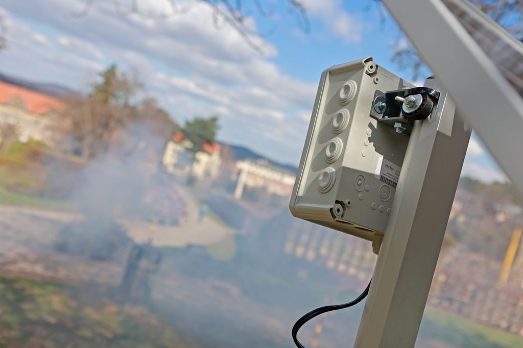 Brandsensoren von der Firma „Breeze Technologies“ sind für einen Feldversuch aufgestellt.