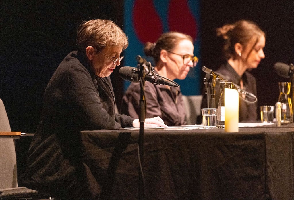 Die Schauspielerin Katharina Thalbach (l-r) sitzt während einer Lesung auf der Lit.
