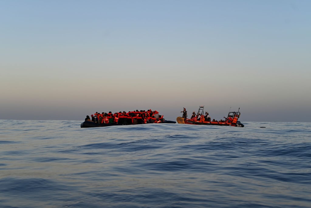 Ein Rettungsteam der humanitären Organisation Ärzte ohne Grenzen nähert sich einem Schlauchboot mit Migranten an Bord (Archivbild).