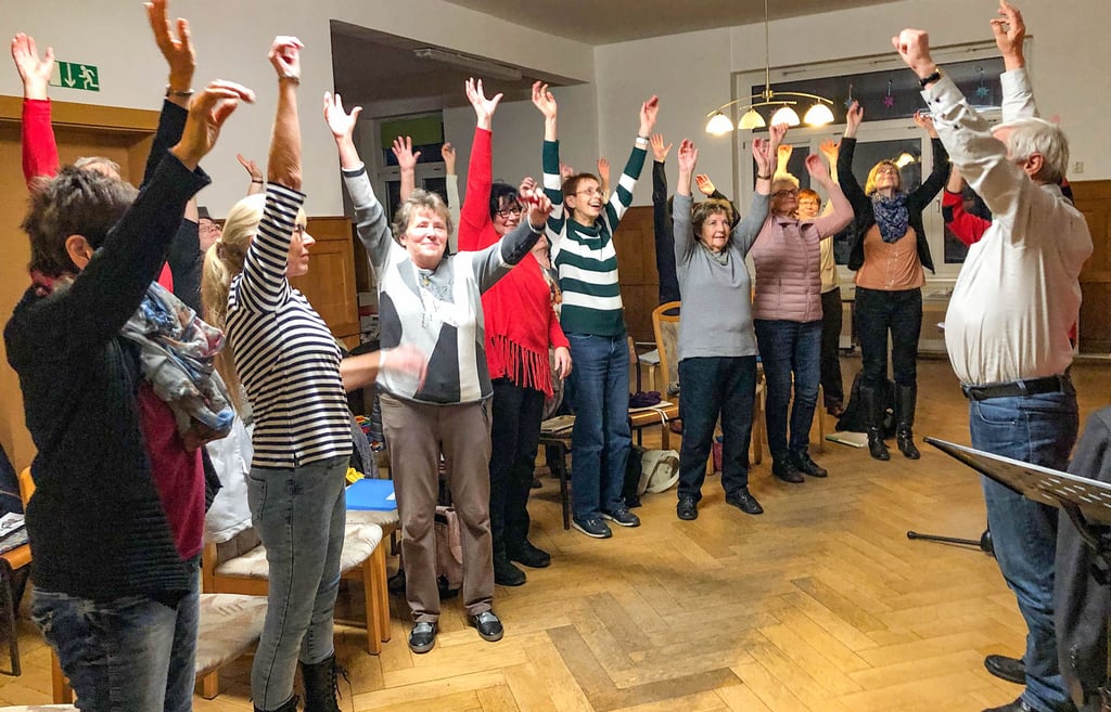 Auch so sieht Singen aus – zumindest die Vorbereitung darauf. Der Klause-Chor trifft sich jede Woche zur Probe.