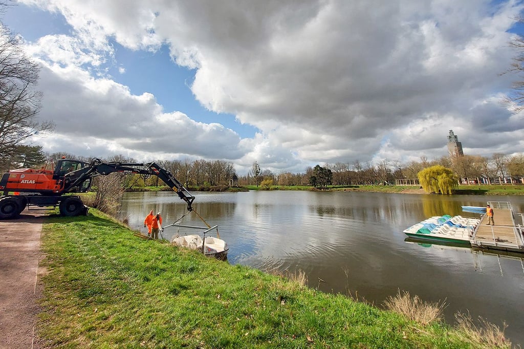 Der städtische Eigenbetrieb Stadtgärten und Friedhöfe Magdeburg lässt mit einem Kran die Boote für den Verleih auf dem Adolf-Mittag-See zu Wasser. -
