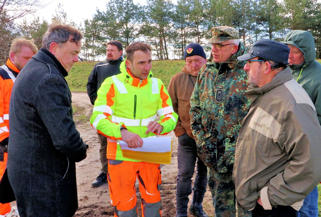 Geschäftsführer Marcus Leonhardt erläutert am Rande des künftigen Abbaugebietes Ortsvertretern einige Details zum Aufbau des Kieswerkes.