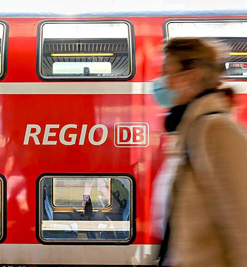 In der Pandemie fuhren weniger Menschen mit Bus, Bahn und Zug. Die Verluste werden nun ausgeglichen.