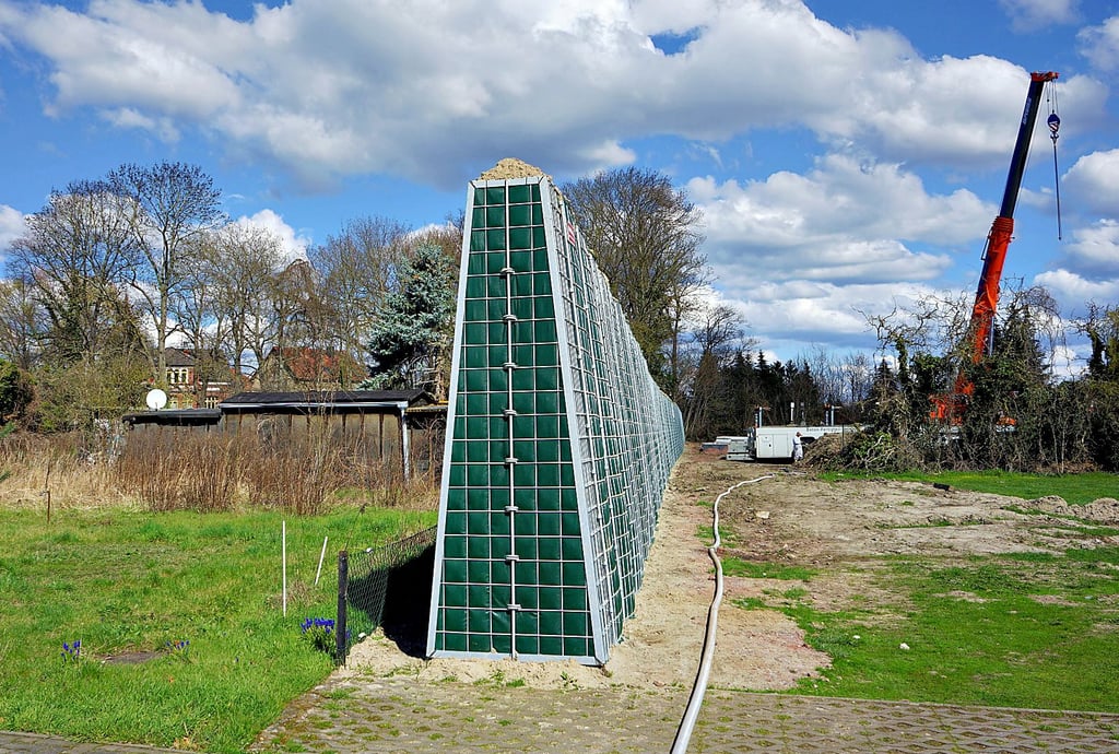 Diese Lärmschutzwand soll die Bewohner der Seniorenwohnanlage vor Schienenlärm schützen. Die Nachbarn, die Weltkugel-Stiftung, sehen sie zu nah an die Grenze gebaut.