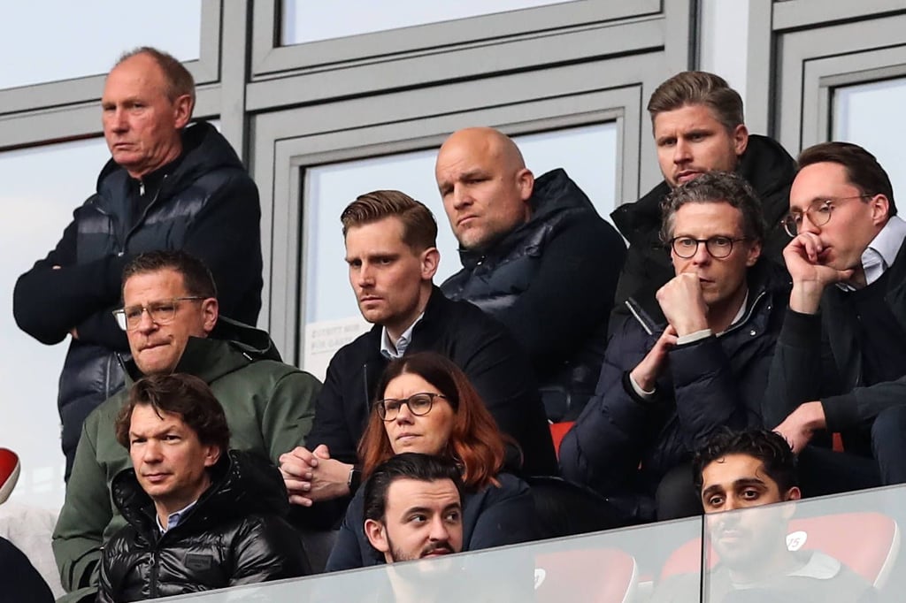 Max Eberl und Rouven Schröder während des Spiels gegen Mainz 05.