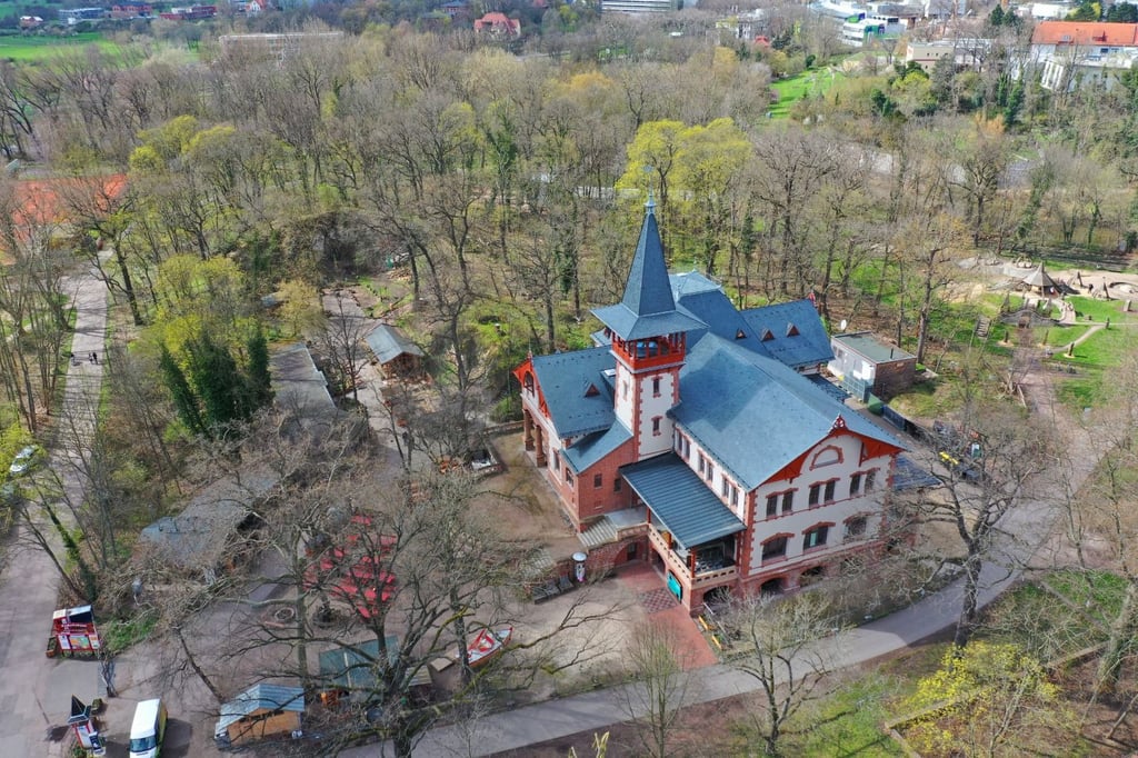 Ausflugsziel im Grünen: Die Außenhülle des Peißnitzhauses in Halle ist komplett saniert.