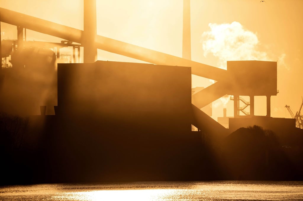 Das Bremer Stahlwerk an der Weser bei Sonnenaufgang.