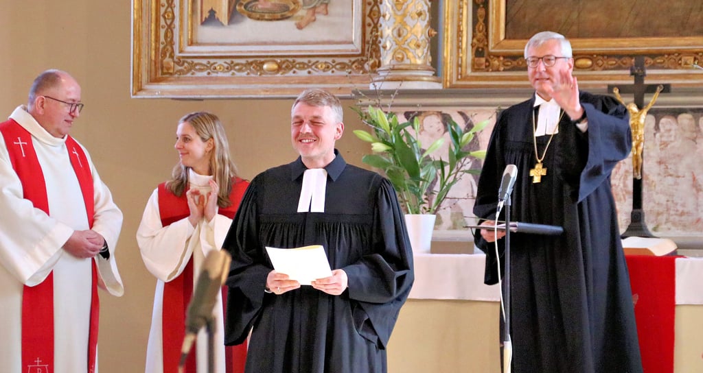 Der neue evangelische Militärseelsorger Eric Haußmann wurde von Militärbischof Bernhard Felmberg (rechts) in einem Gottesdienst in der Möckeraner Laurentiuskirche in sein Amt eingeführt.