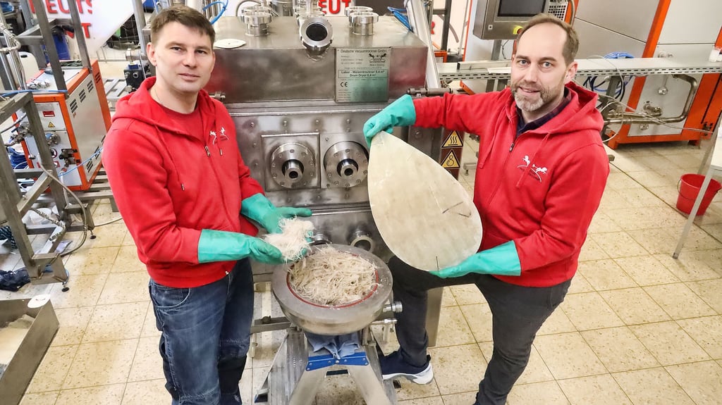 Steffen Koch und Christoph Weidling (v.l.) haben ein Verfahren zum Verbundwerkstoffrecycling erfunden.