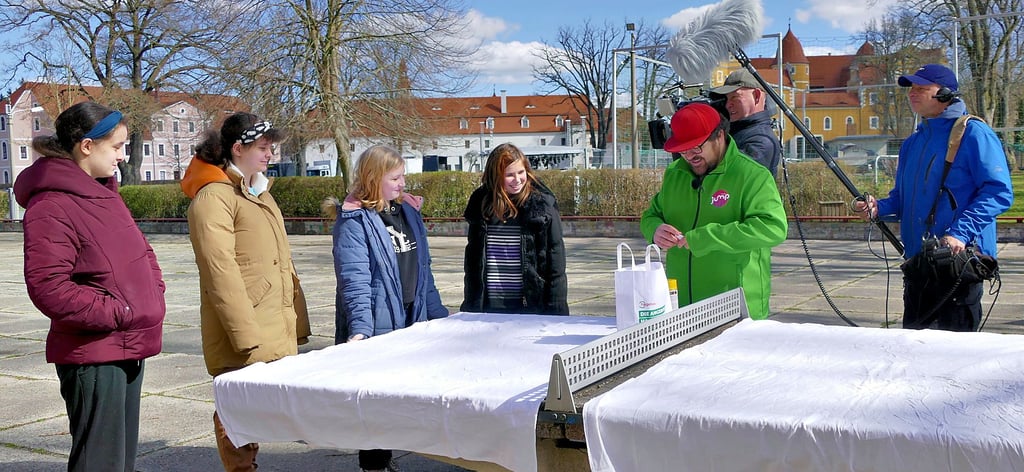 Lina (v.l.) und Laura Benedix, Josie Kathleen Thinius und Mia Müller überlegen mit dem MDR Sachsen-Anhalt-Moderator Lars Wohlfahrt, welche Grußbotschaften sie an Wincent Weiss richten wollen.