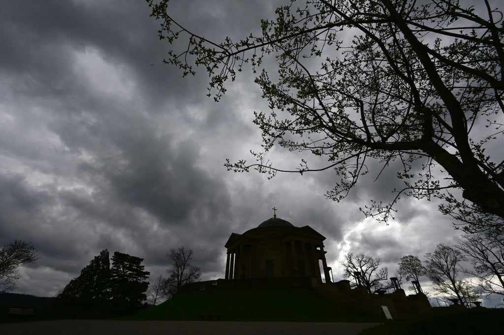 Dunkle Wolken über der Grabkapelle auf dem Württemberg in Stuttgart.