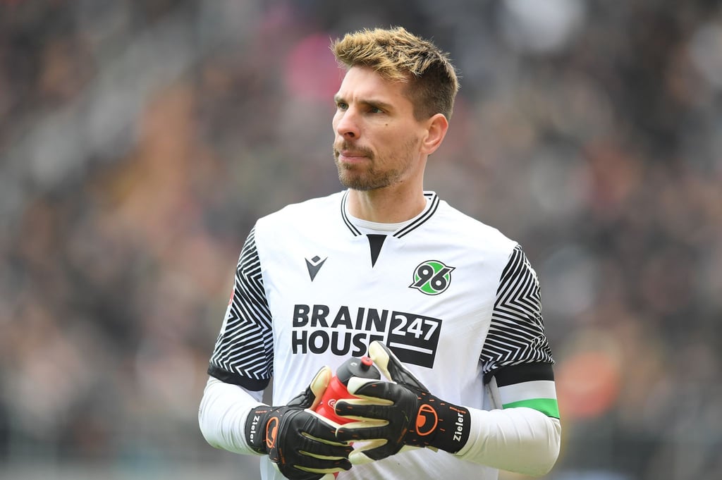 Hannovers Torwart Ron-Robert Zieler reagiert auf den Spielverlauf.