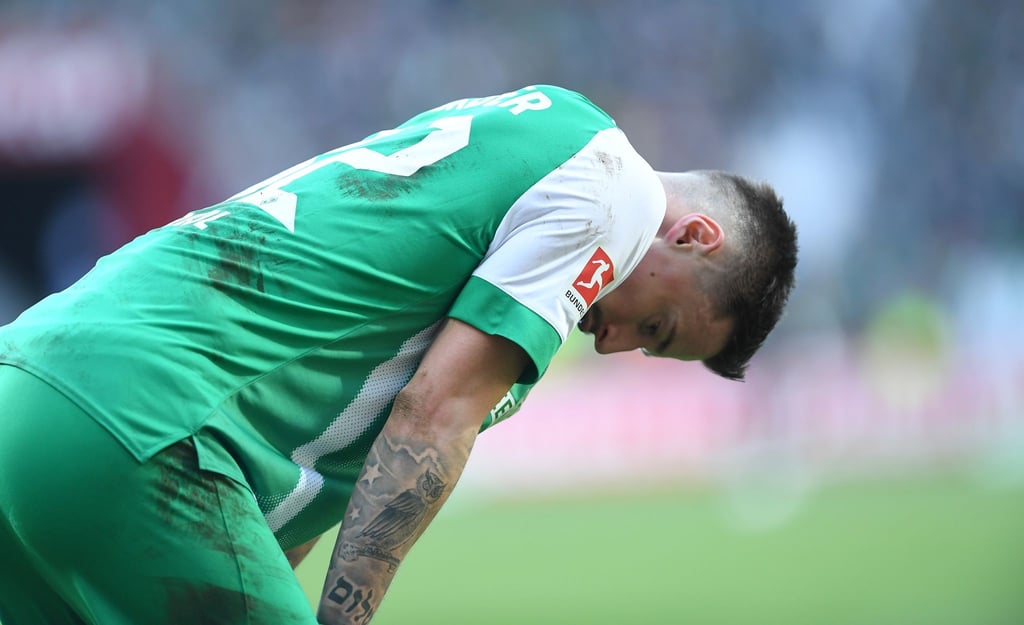 Werders Marco Friedl holt nach einem Zweikampf Luft.