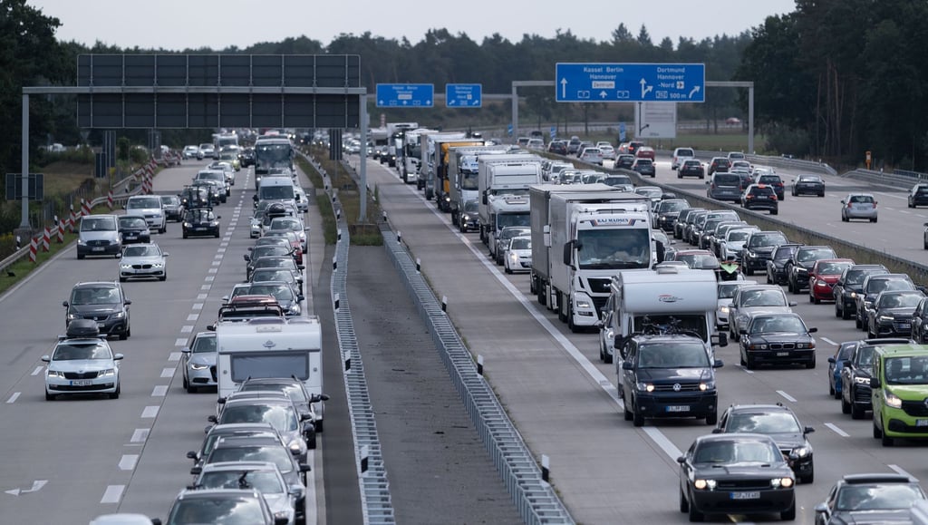 Autos stehen auf der A7 Richtung Hamburg im Stau.