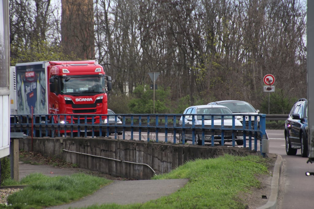 Die Mauer an der B100 kurz vor der Einmündung der Dessauer Straße soll erneuert werden.