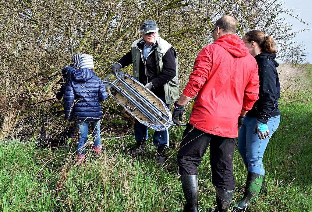 Einmal im Jahr befreien freiwillige Helfer die Feldwege rund um Seehausen vom Sperrmüll. Bei der Aktion der Jagdgenossenschaft wird so etwa ein Müllcontainer voll.
