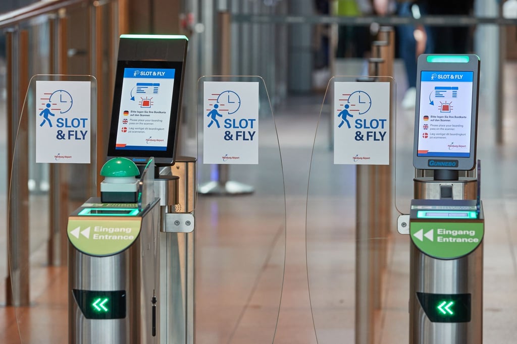 Wer ein Zeitfenster reserviert hat, kann am Flughafen Hamburg durch diesen separaten Zugang zur Sicherheitskontrolle gehen - und so mögliche Warteschlangen umgehen.
