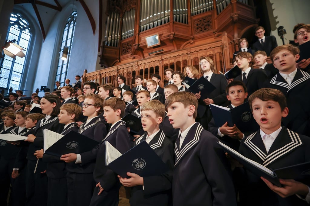 Der Thomanerchor singt bei einem Konzert.