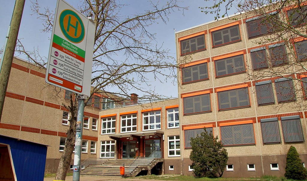 An der Bushaltestelle an der Herderschule gibt der schmale Fußweg nicht viel Platz für die bis zu 180 Schüler her, die hier täglich auf den Bus warten.