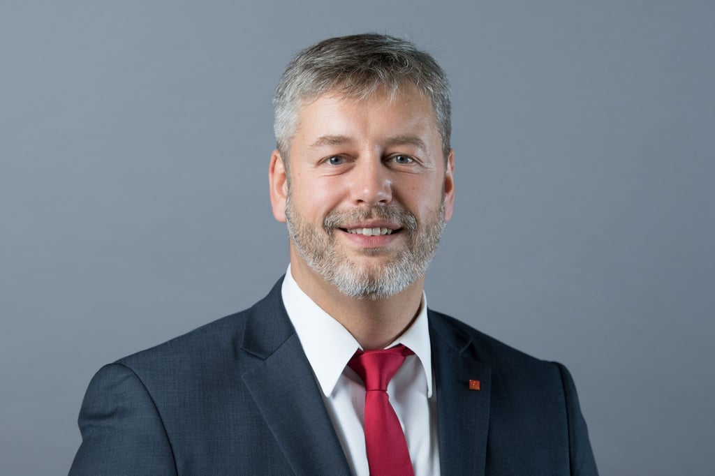 Albrecht Pallas (SPD) lächelt in die Kamera.