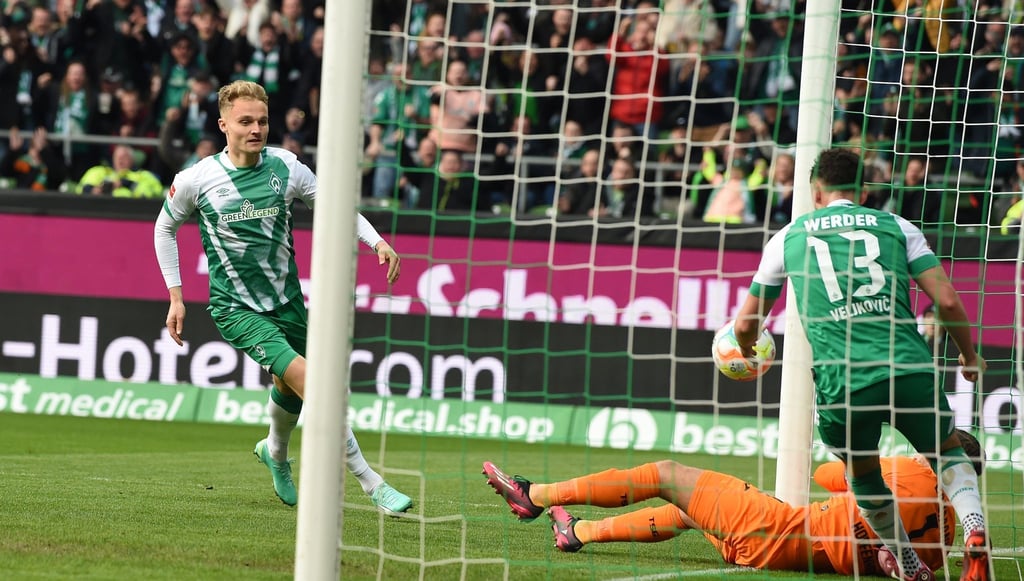 Werders Amos Pieper (l) hat zum 1:2 getroffen.