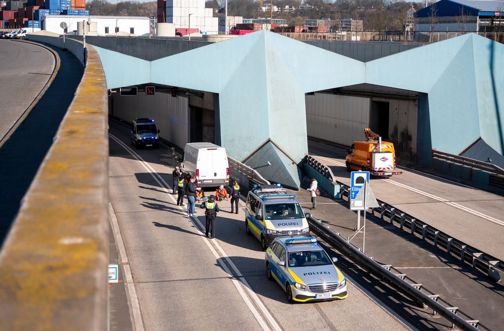 Klimaaktivisten haben sich auf der Fahrbahn vor dem Elbtunnel festgeklebt.
