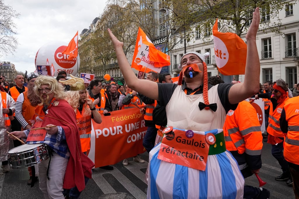 Auch ein Obelix ist auf der Straße: Gewerkschafter demonstrieren in Paris gegen die Rentenreform.