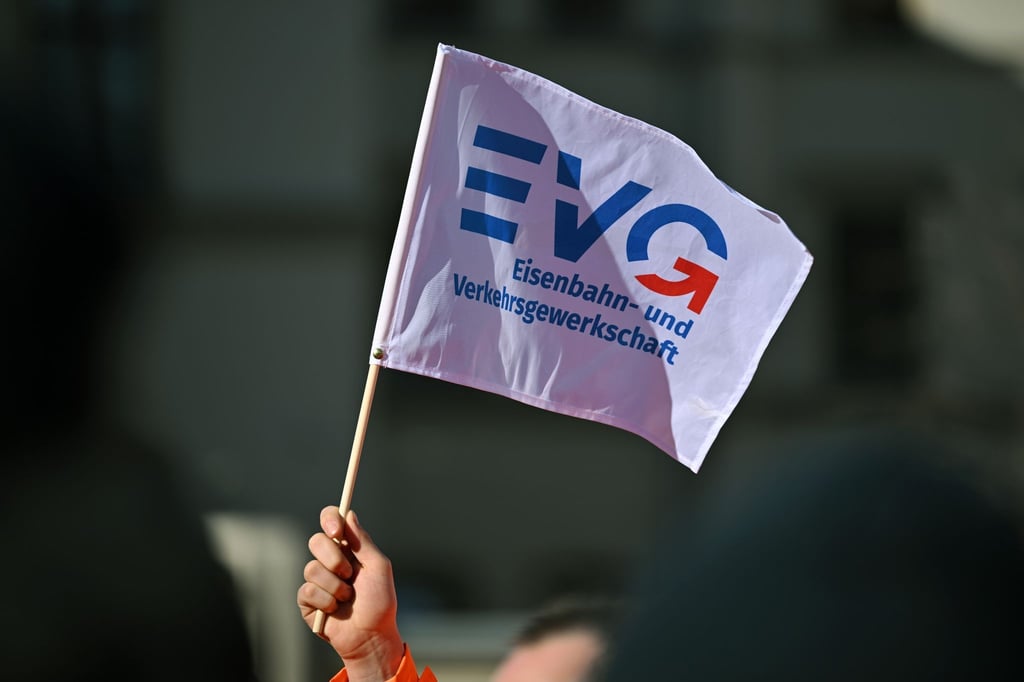 Die EVG fordert mindestens 650 Euro mehr pro Monat.