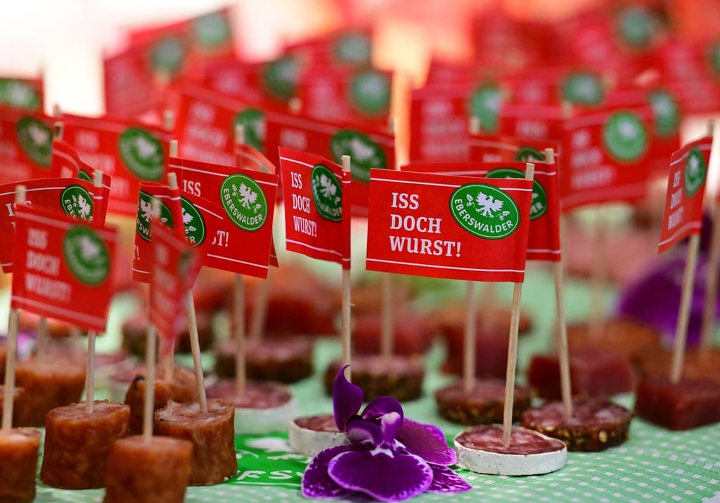 Fähnchen mit der Aufschrift "Iss doch Wurst!" stecken in Salami-Häppchen der Eberswalder Wurst GmbH.