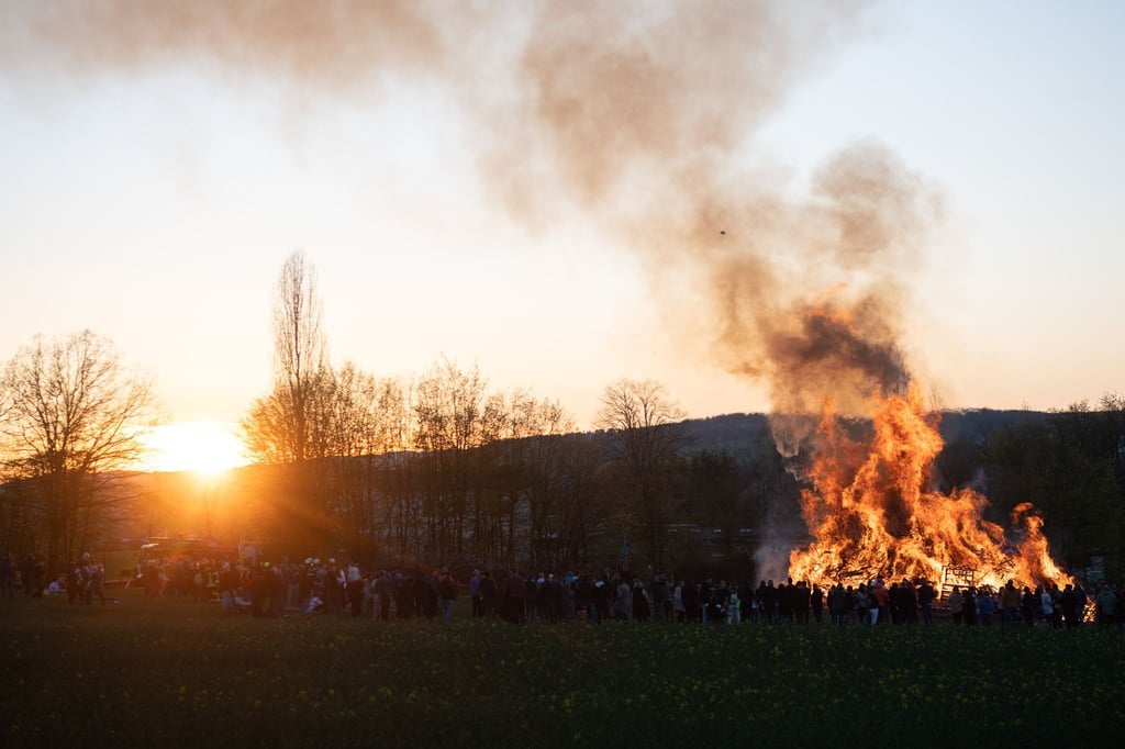 Versprüht Gemütlichkeit, aber eben auch Funken: das Osterfeuer. Wer gut versichert ist, braucht diese nicht zu fürchten.